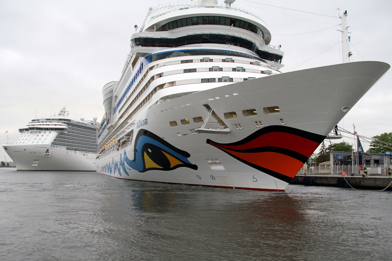 Kreuzfahrtschiffe in Warnemünde, hier die „AIDAmar“ und die „Regal Princess“