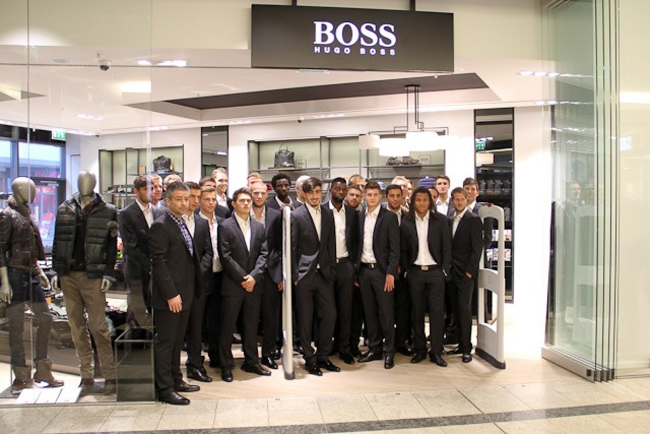 Nachher: Die Profis des FC Hansa im edelen Anzug von Hugo Boss im KTC