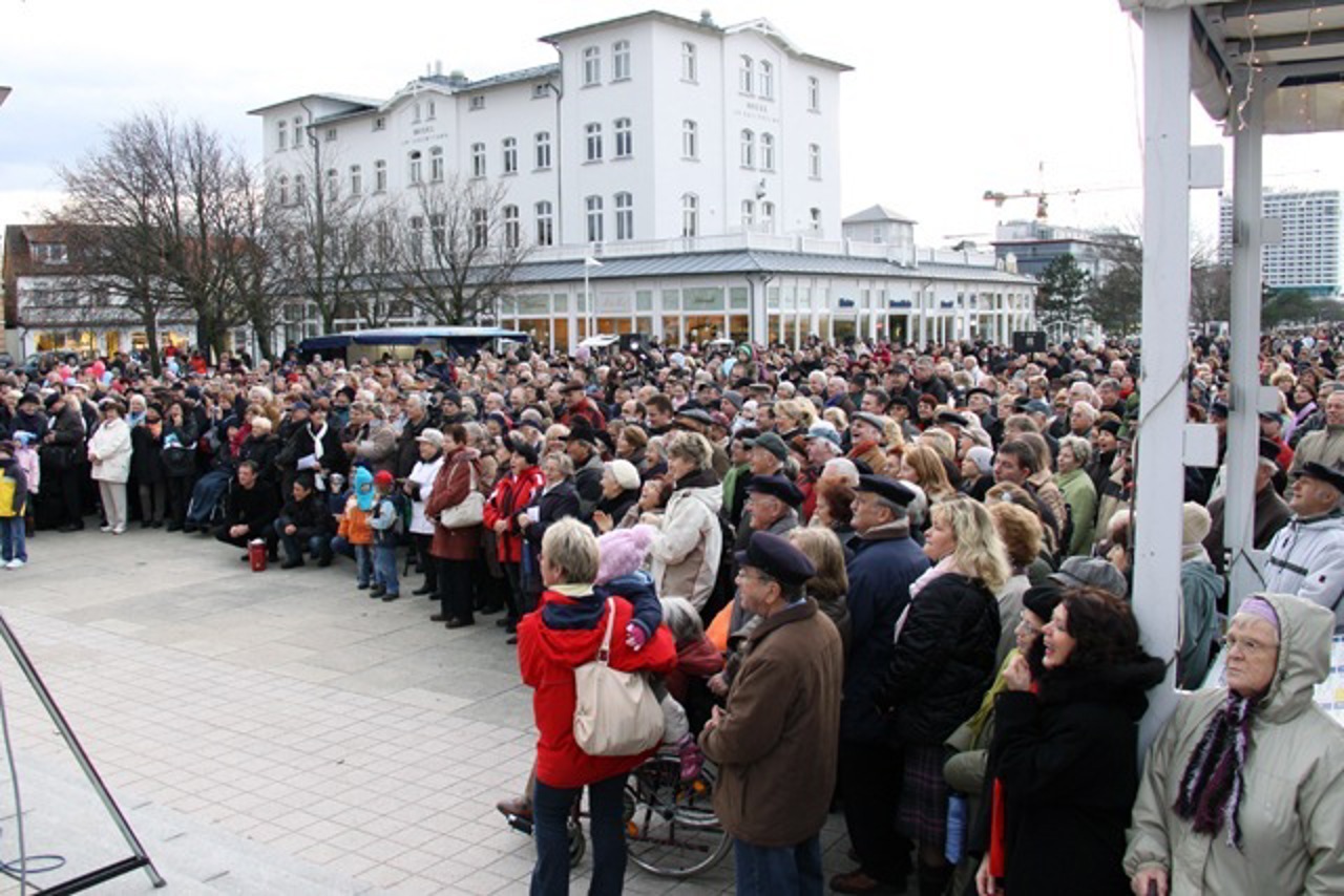 Zuschauer am 1. Advent am Leuchtturm Warnemünde