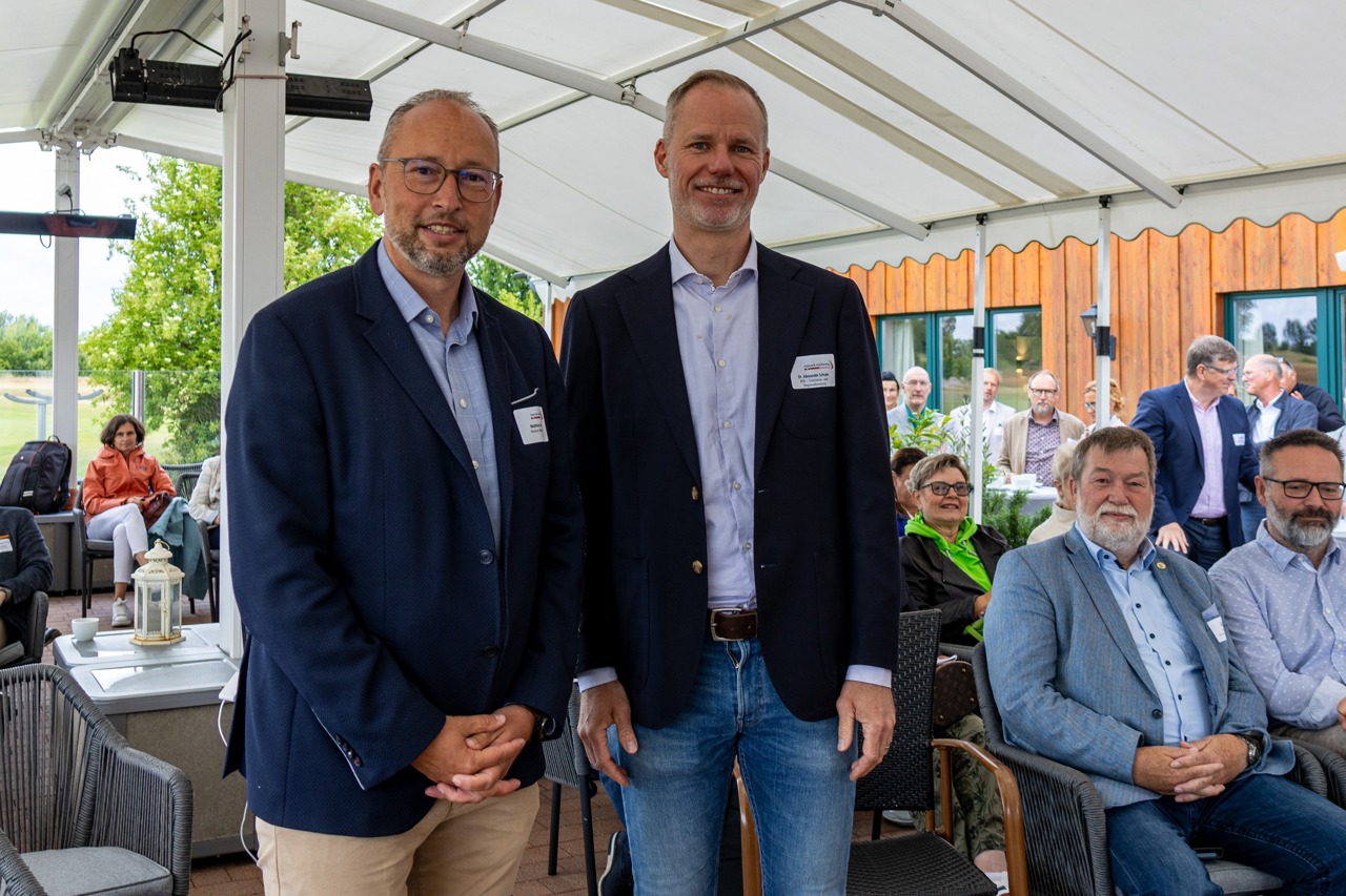 Rostocks Tourismusdirektor Matthias Fromm (li.) und Dr. Alexander Schuler von der BTE Tourismus- und Regionalberatung aus Berlin stellten heute in Warnemünde die neue Tourismuskonzeption vor.