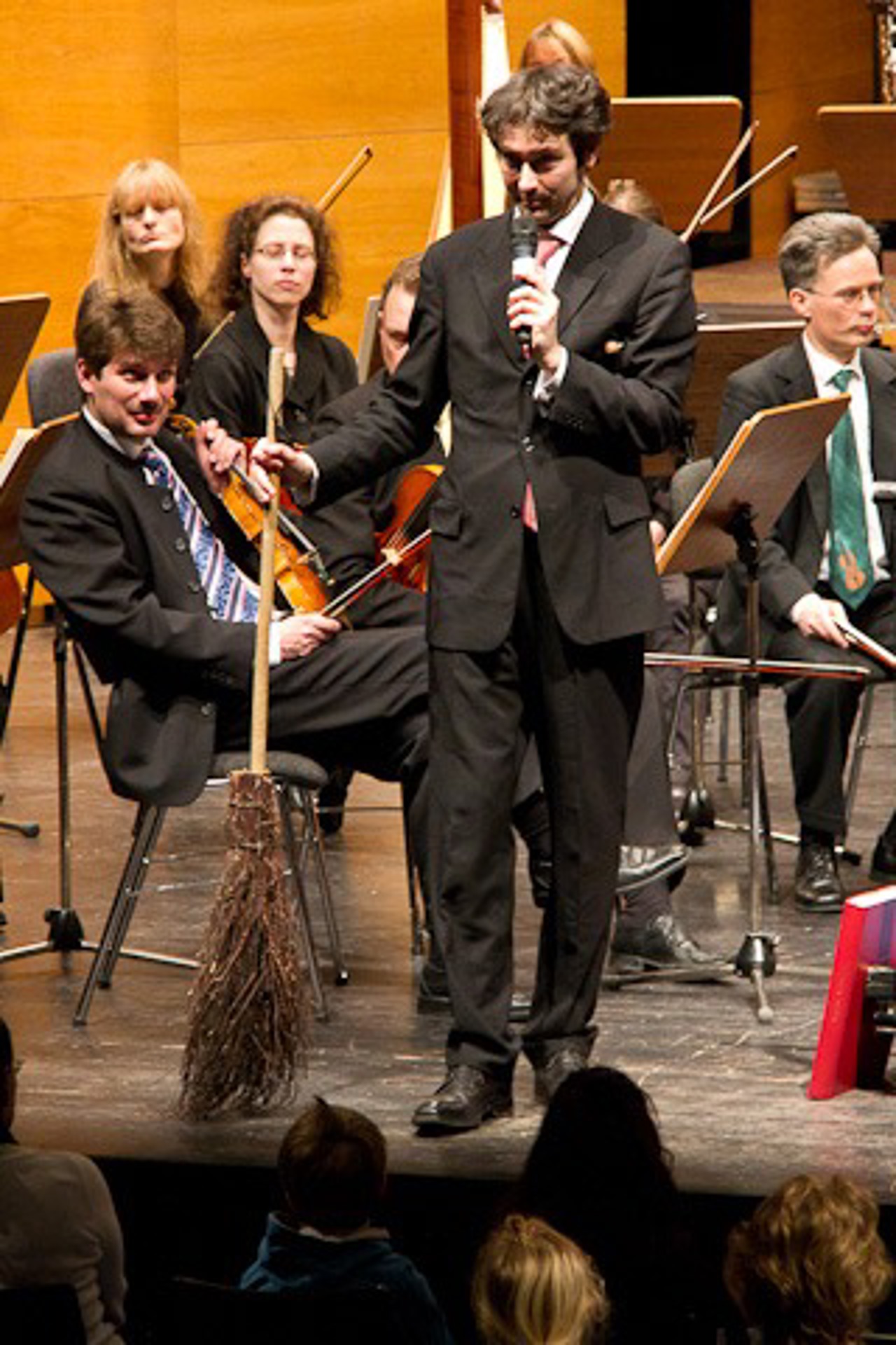 Manfred Hermann Lehner reitet auf einem Reisigbesen zur Norddeutschen Philharmonie Rostock