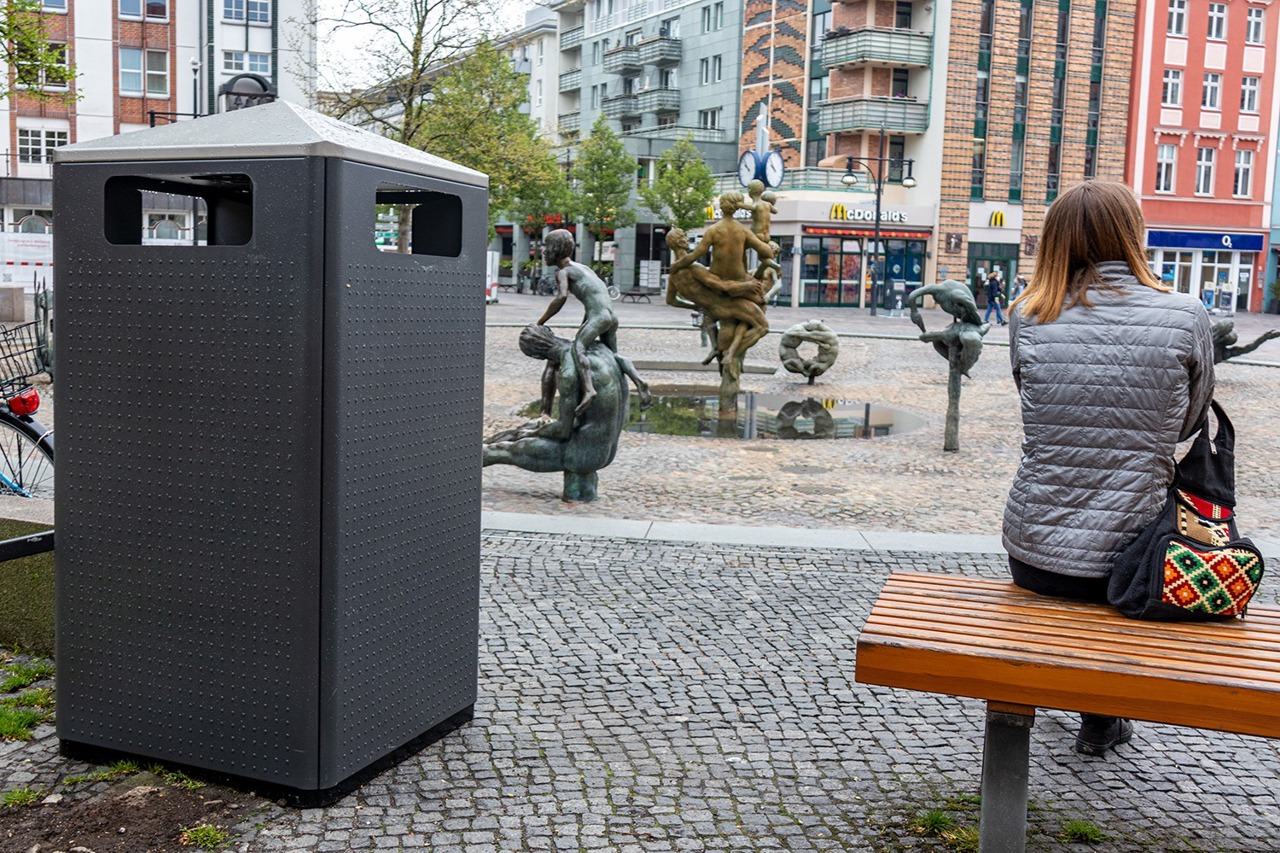 Neben den Solarpapierkörben stehen am Uniplatz auch neue Abfallbehältergaragen