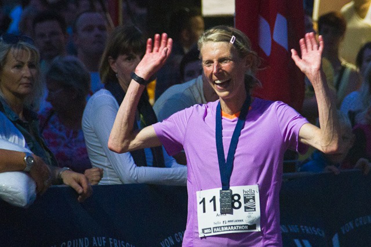 Überglücklich zeigt sich Anna Weidlich nach ihrem Halbmarathon, der ihr einen 1. Platz einbrachte. Die Strecke sei sehr schön gewesen, sagt sie, besonders den Sonnenuntergang hat sie genossen.
