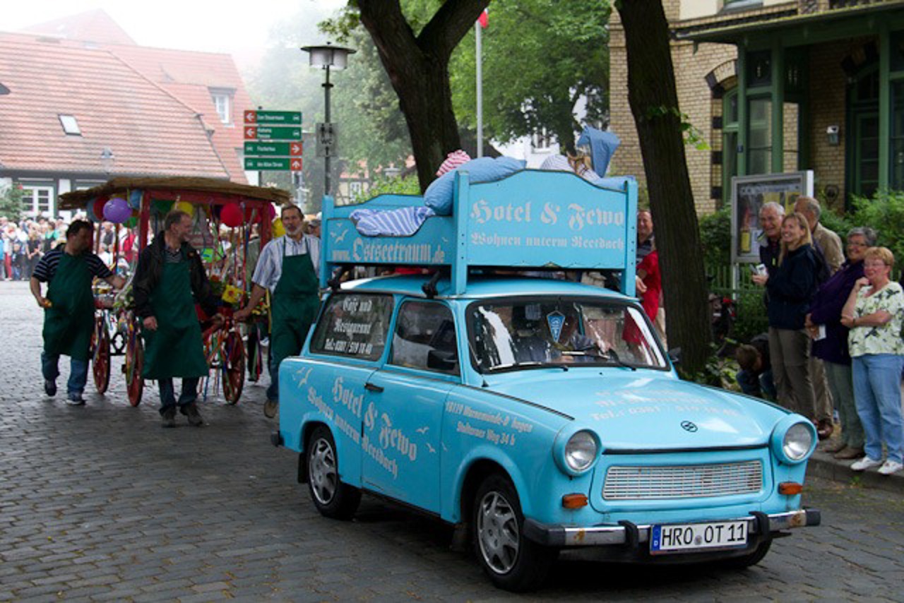 mit Trabbi und Handwagen beim Niegen Ümgang in Warnemünde