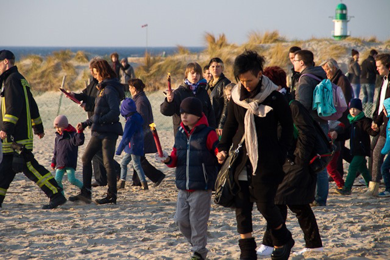Mit Fackeln zogen etliche Familien durch Warnemünde zum Strand.