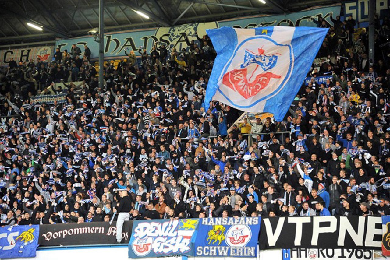 Hansa-Fans beim Spiel gegen den 1. FC Saarbrücken