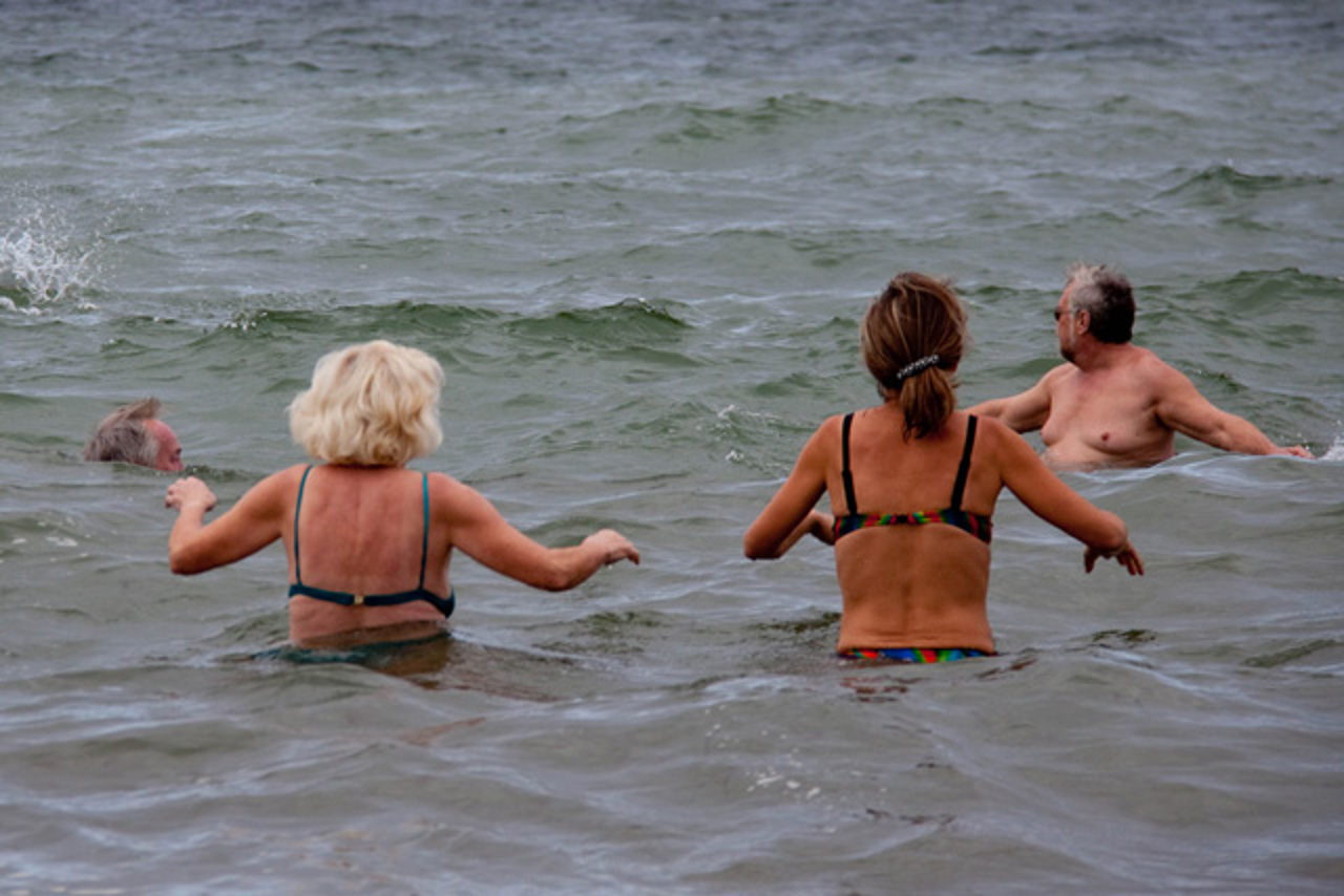 Winterschwimmer eröffnen Badesaison 2010 in Warnemünde