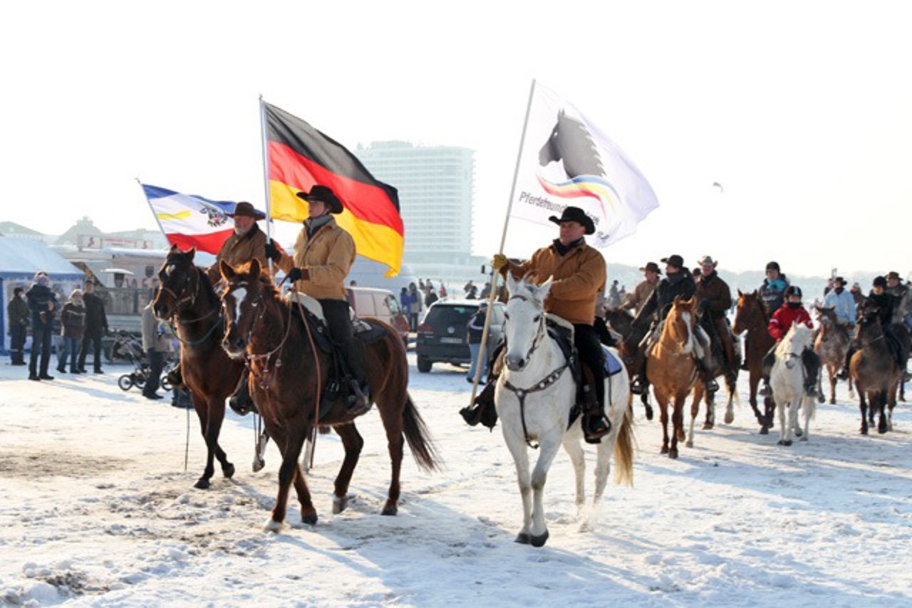 Reiter am Strand von Warnemünde