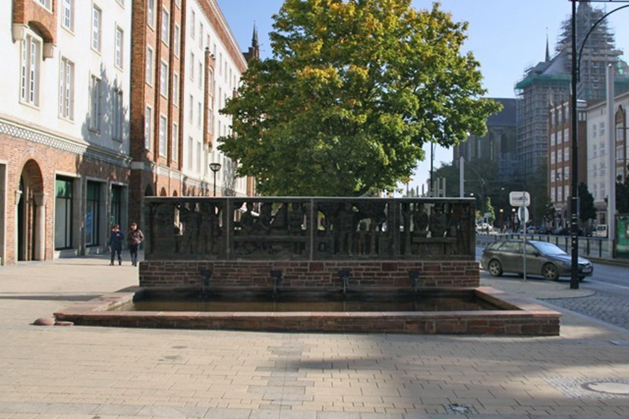 Jo Jastram: „Menschen am Wasser“ - Brunnenrelief in der Langen Straße
