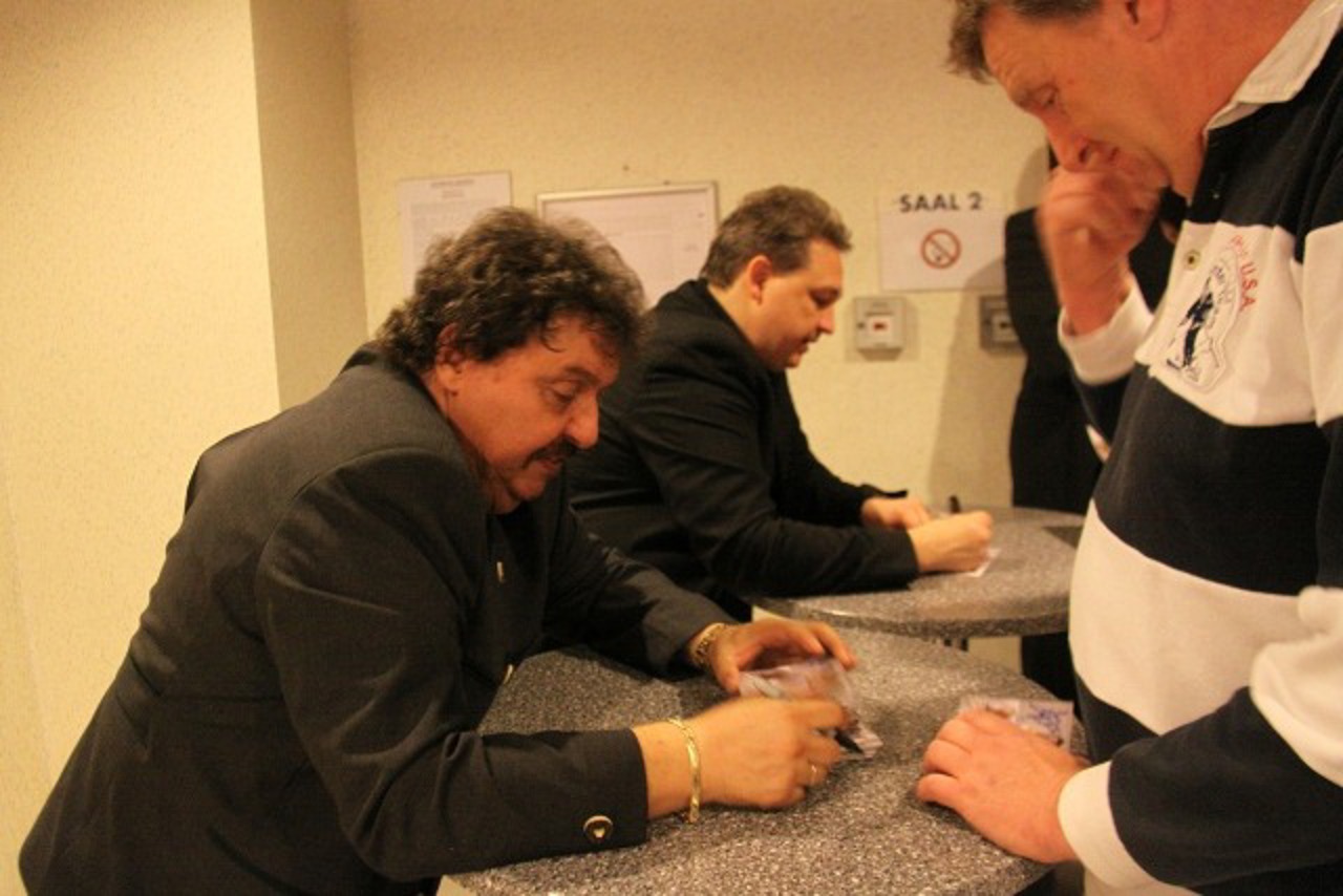 Nach der Show gaben die Künstler Autogramme