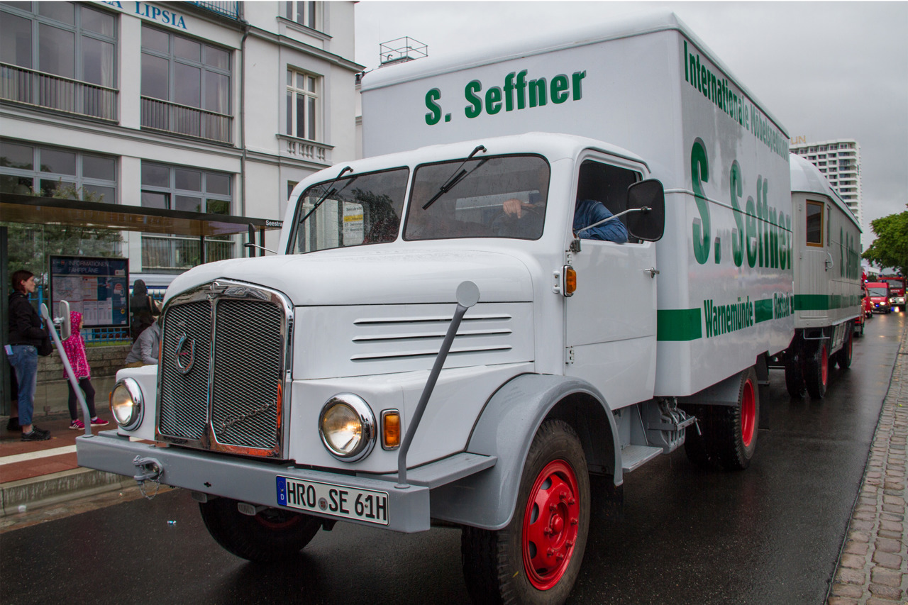 Nieger Ümgang: Historisches Fahrzeug der Möbelspedition Seffner