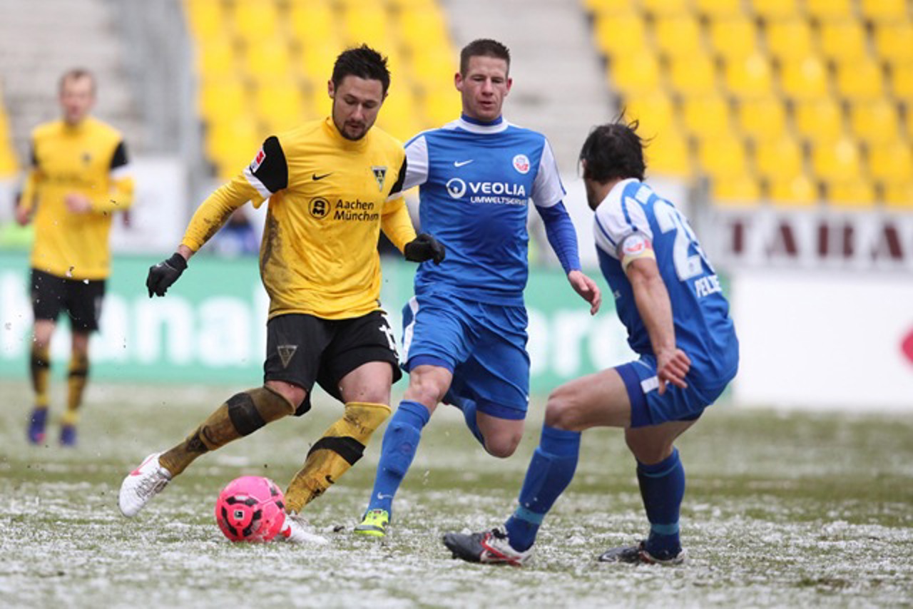 Albert Streit (Alemannia Aachen) im Duell mit Hansa-Kapitän Sebastian Pelzer (rechts)