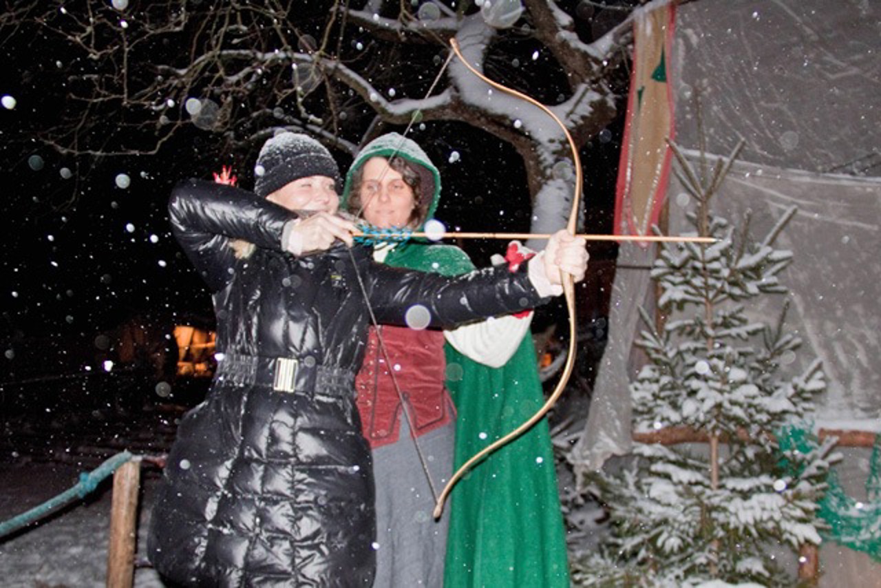 Bogenschießen auf dem Historischen Weihnachtsmarkt in Rostock