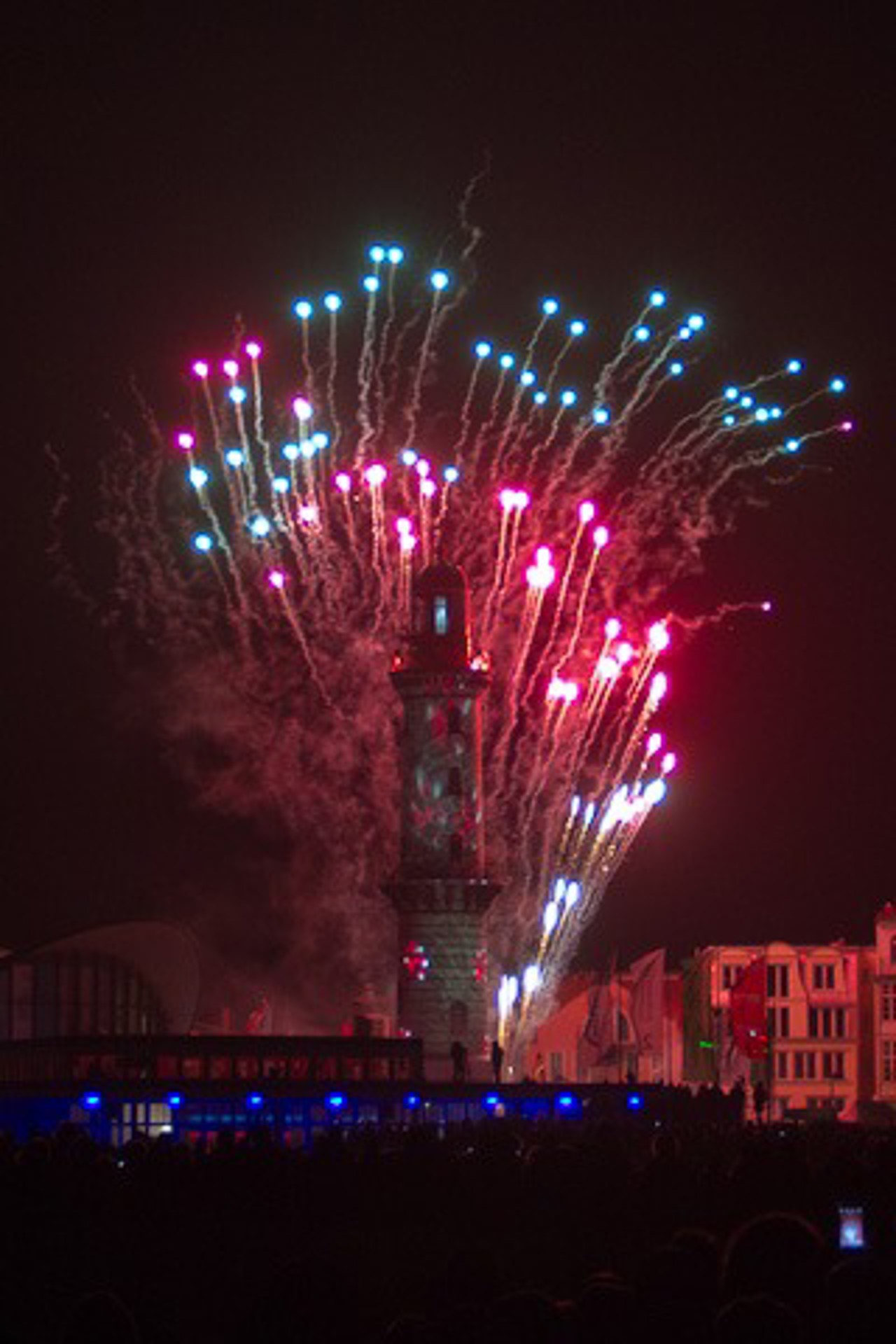 Leuchtturm in Flammen beim Warnemünder Turmleuchten 2015