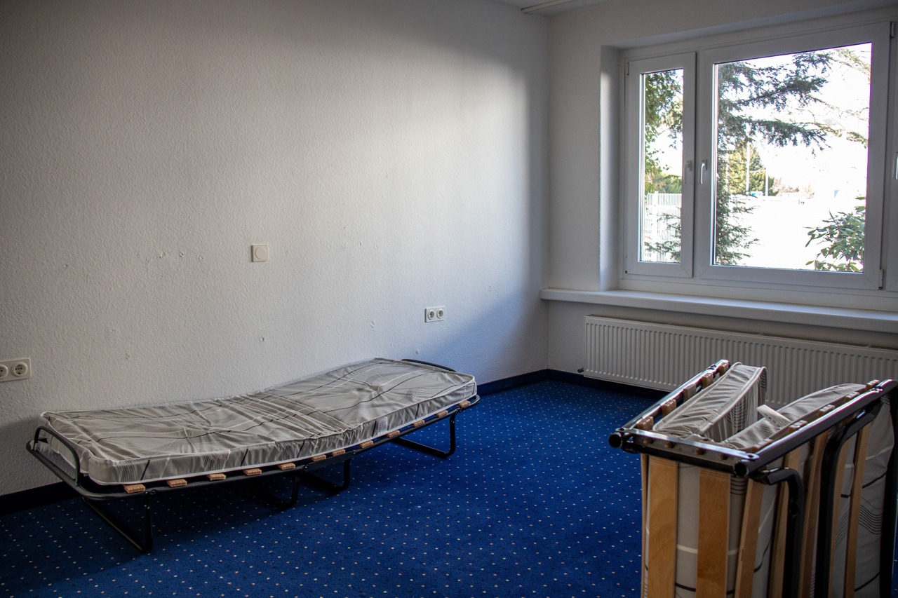 Die Zimmer werden mit Betten und Schränken eingerichtet