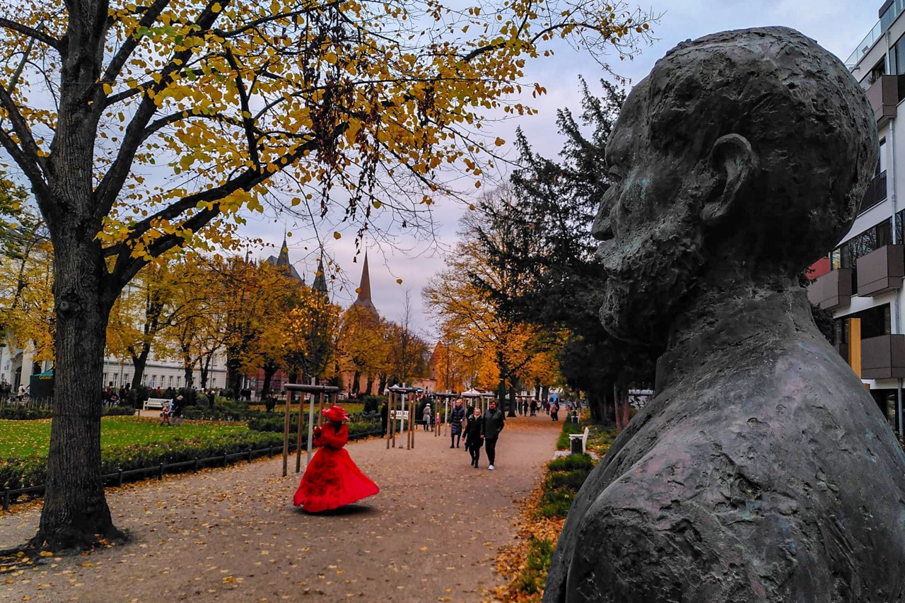Das Paul-Pogge-Denkmal am neuen Standort im Rosengarten