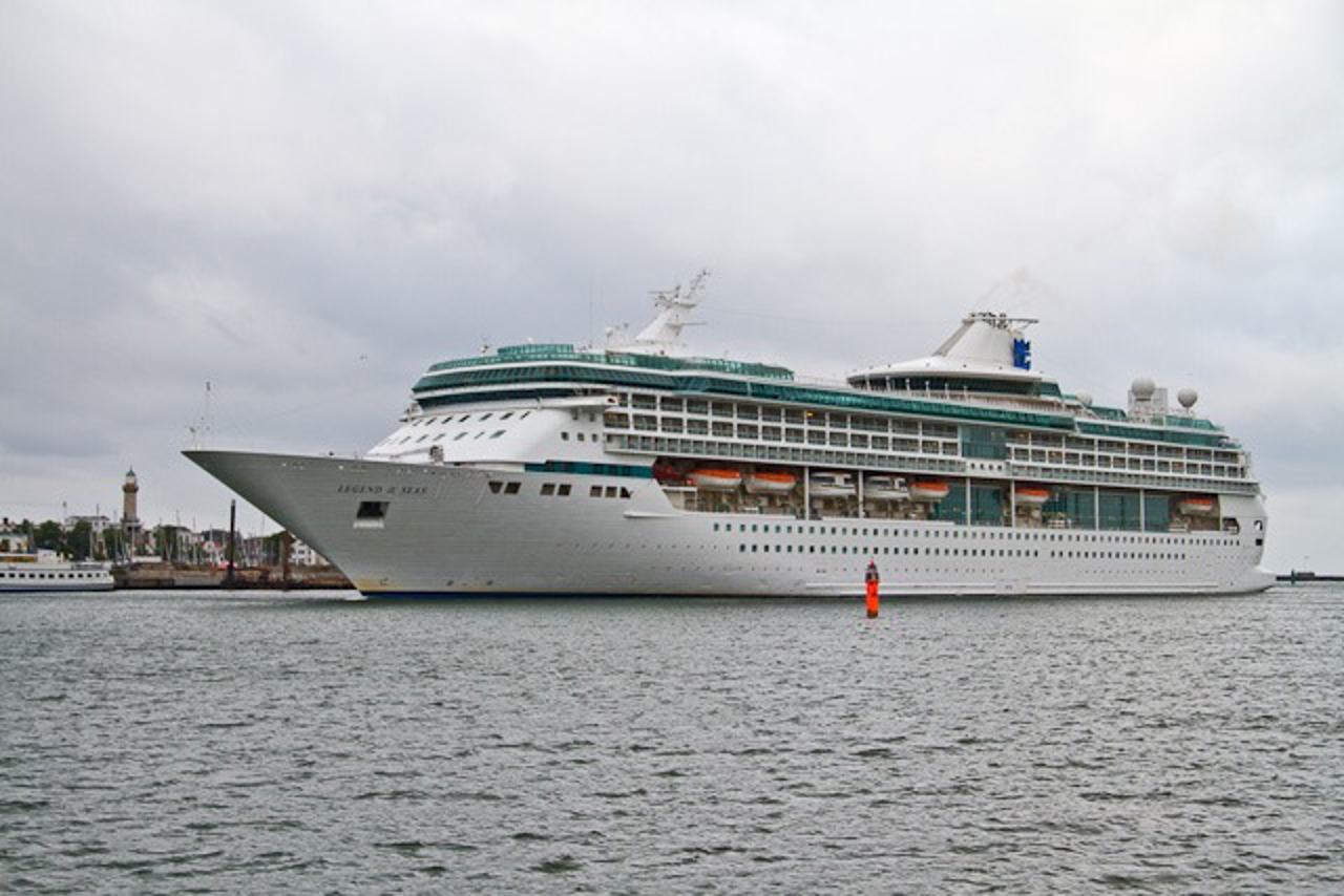Das Kreuzfahrtschiff Legend of the Seas läuft zum erstem Mal in Warnemünde ein.