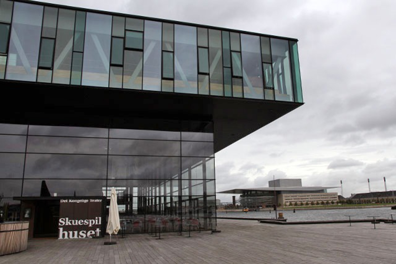 Vorbild Kopenhagen? Schauspielhaus am Wasser mit Opernhaus im Hintergrund, aber nicht ohne finanzielle Probleme