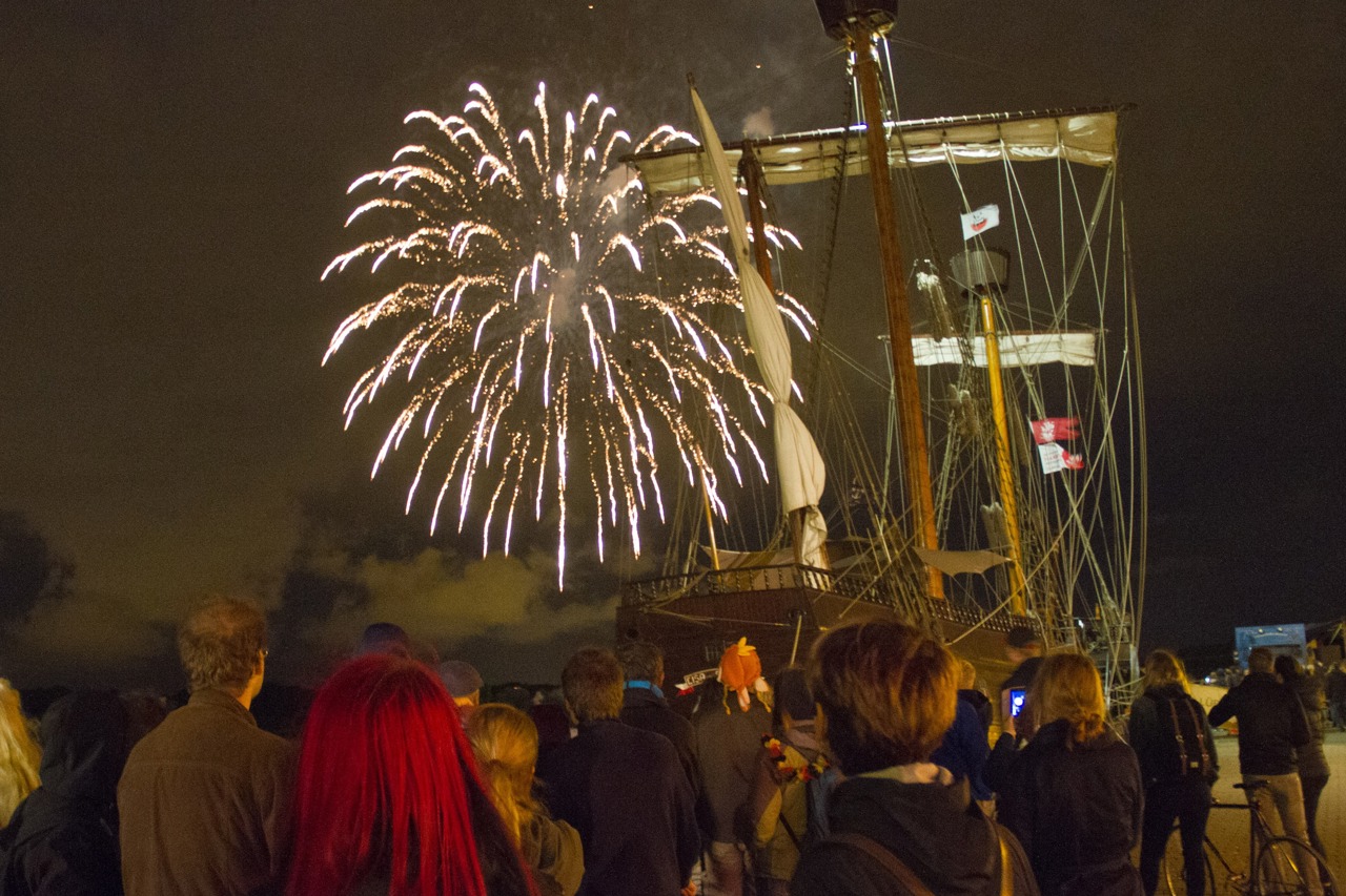 Der 800. Stadtgeburtstag begann mit einem Feuerwerk im Stadthafen, wo auch die Kogge Lisa von Lübeck festgemacht hat.