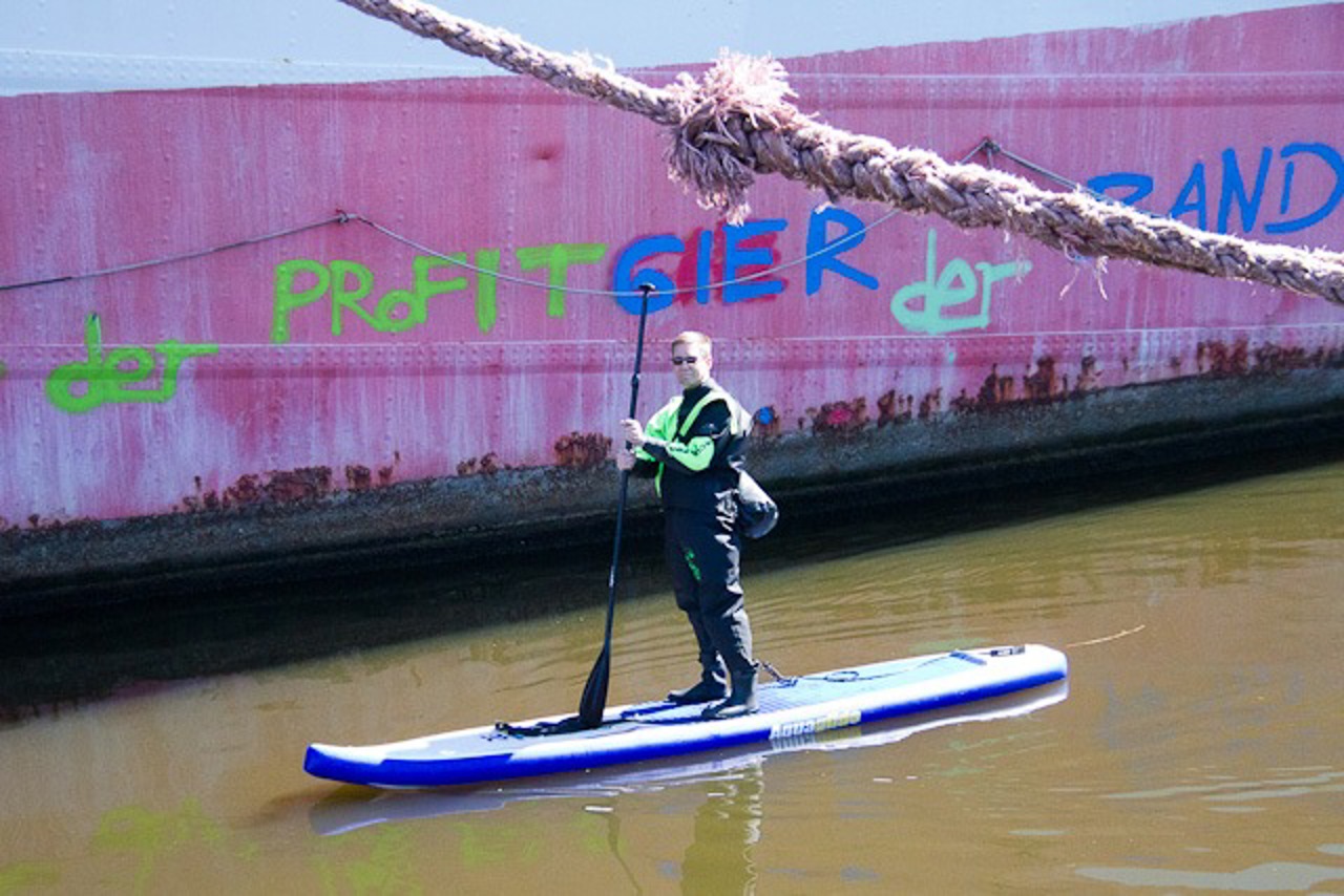 Standup-Paddler vor der Georg Büchner
