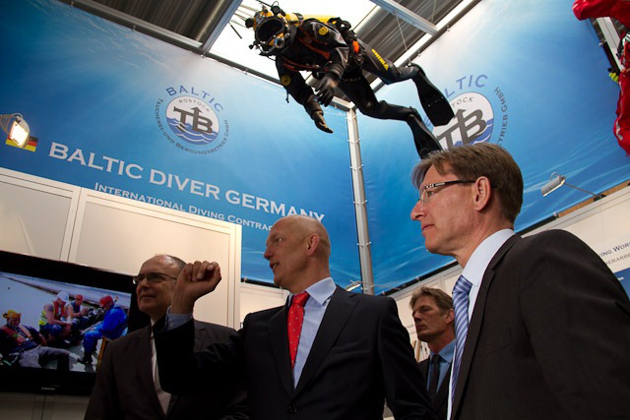 Erwin Sellering informiert sich über die Baltic Taucher zur Vorbereitung auf die Messe Baltic Future