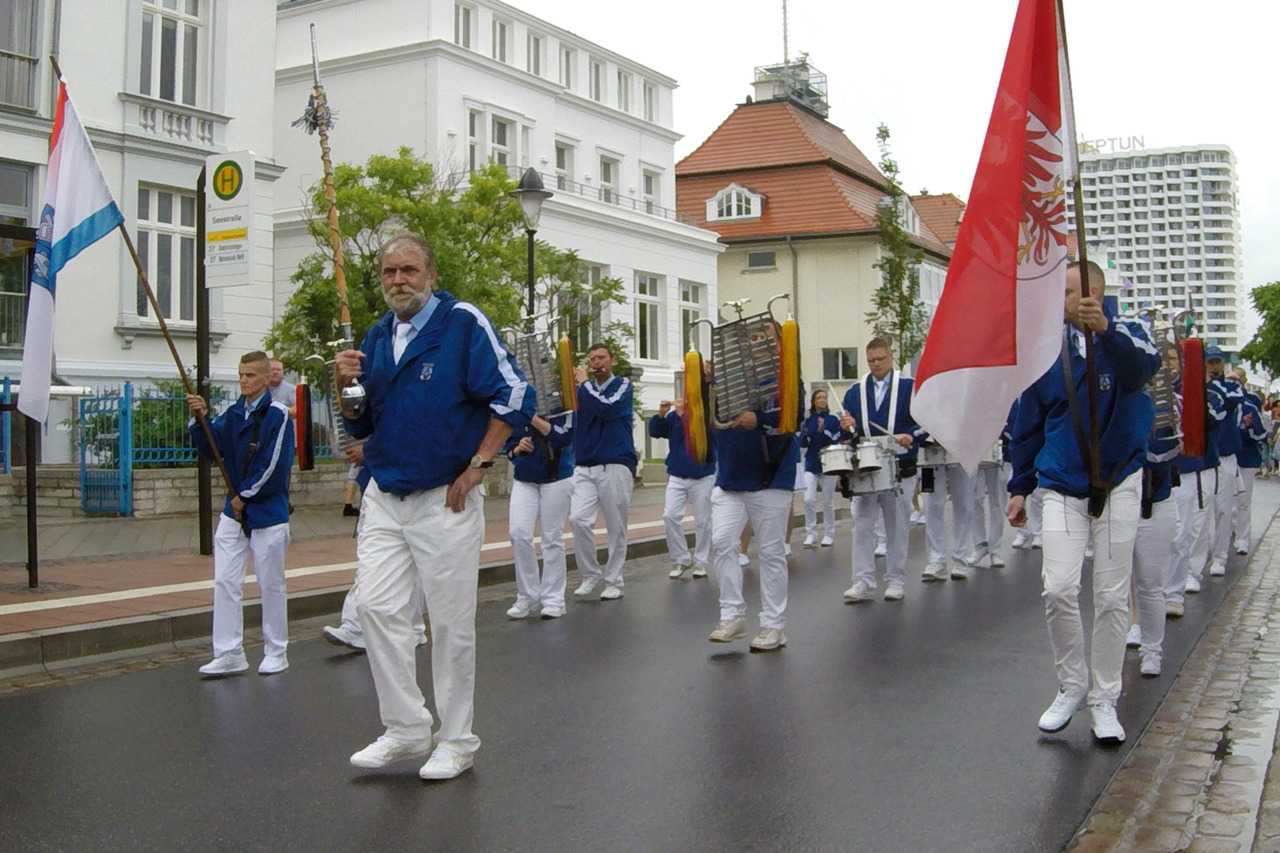Der Spielmannszug Neuseddin führte den Niegen Ümgang an