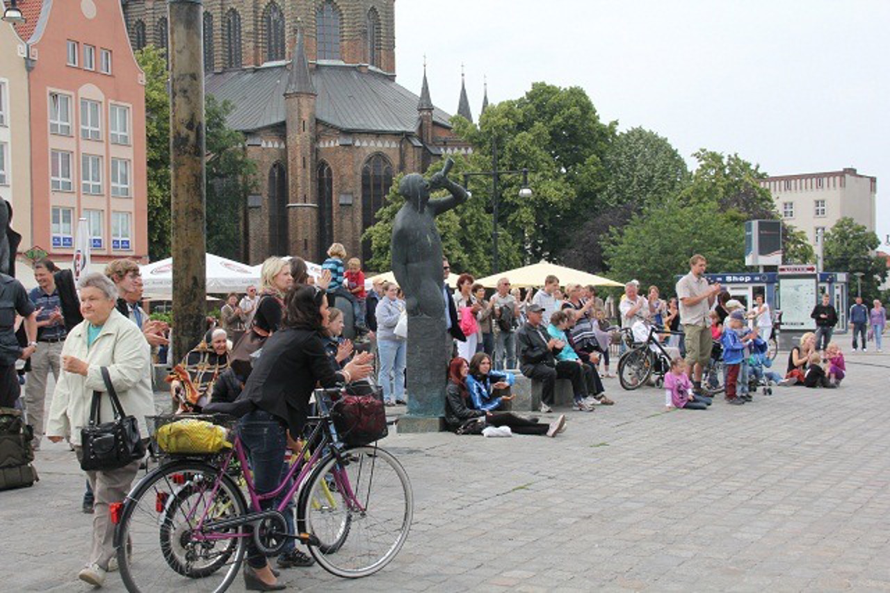 Das Publikum auf dem Neuen Markt applaudiert den „Laid back rats“