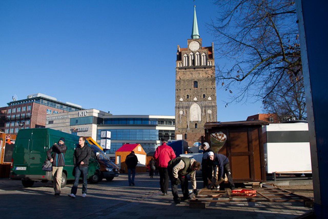 Weihnachtsmarkt-Aufbau auf dem Kröpeliner-Tor-Vorplatz