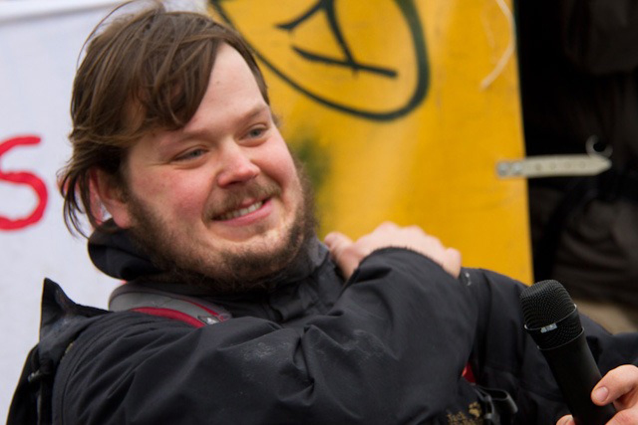Daniel Holtermann klopft sich auf die Schulter, weil die Atomkraftgegner den Transport im Dezember erfolgreich stoppen konnten