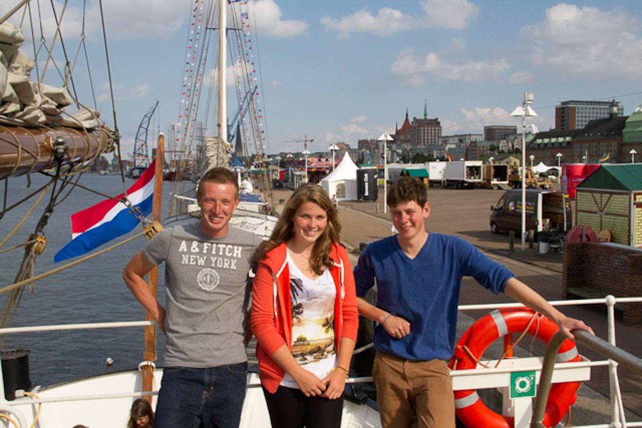 Lukas, Luisa und Hauke auf der Gulden Leeuw wenige Tage vor Beginn der Hanse Sail