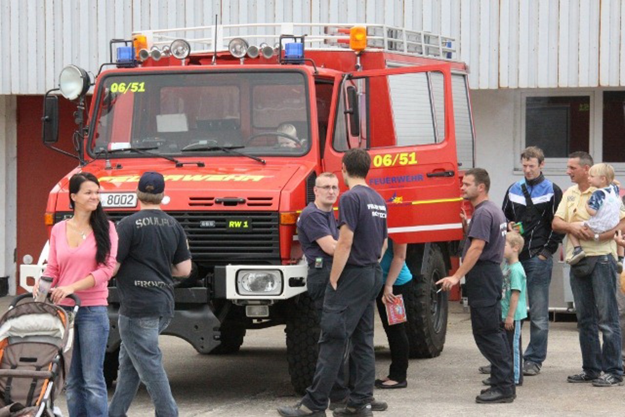 Besucher vor dem Einsatzfahrzeug