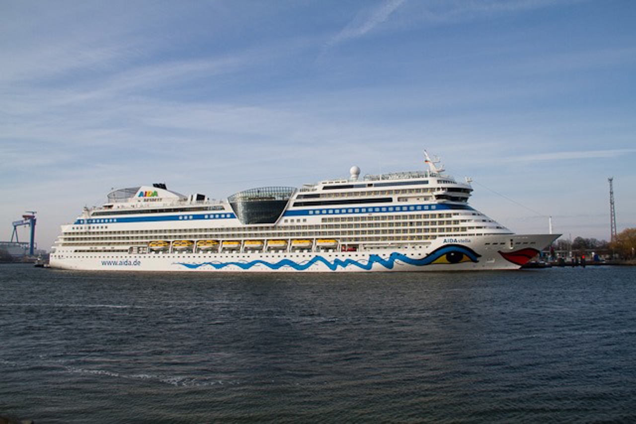 Blauer Himmel und Sonnenschein lässt die AIDAstella am Pier 7 zu ihrem Tauftag erstrahlen