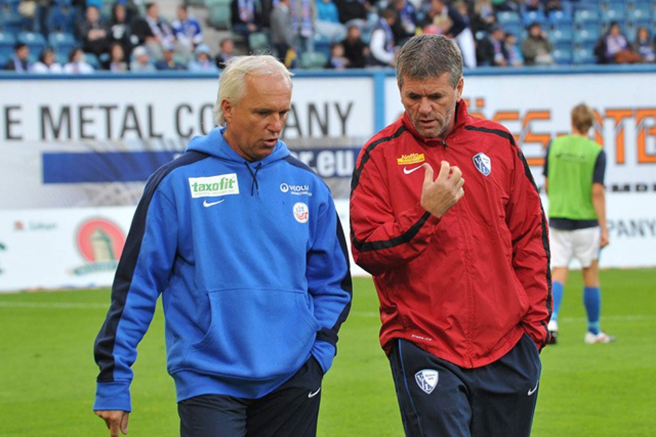 Hansa-Trainer Peter Vollmann (links) kann mit der Mannschaftsleistung zufrieden sein, nicht jedoch mit dem Ergebnis, Bochums Coach Friedhelm Funkel kann sich über einen geretteten Punkt freuen