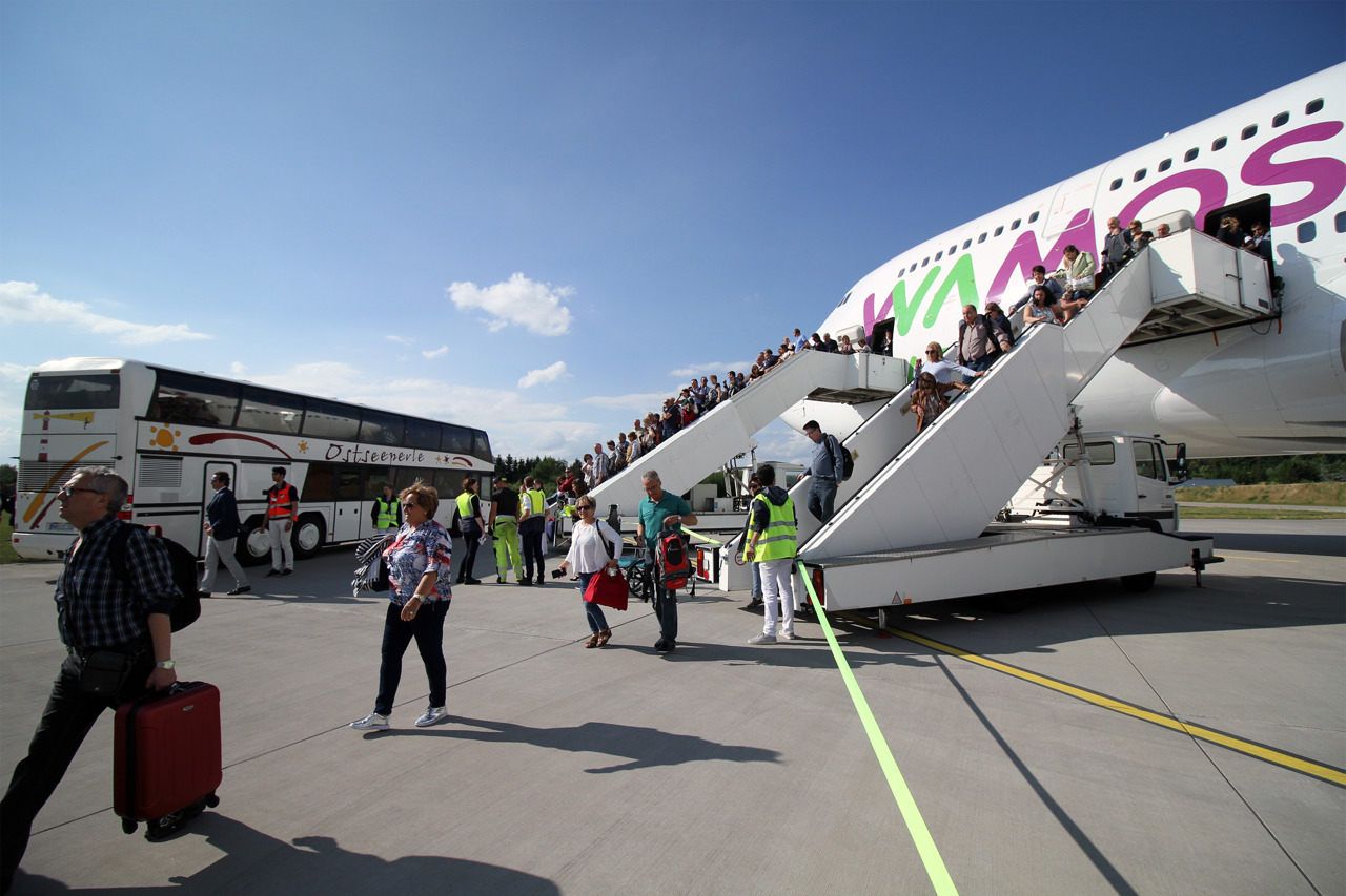 „Seamless Travel“ am Flughafen Rostock-Laage - vom Flieger direkt in den Bus zum Kreuzfahrtschiff, das Gepäck kommt automatisch hinterher