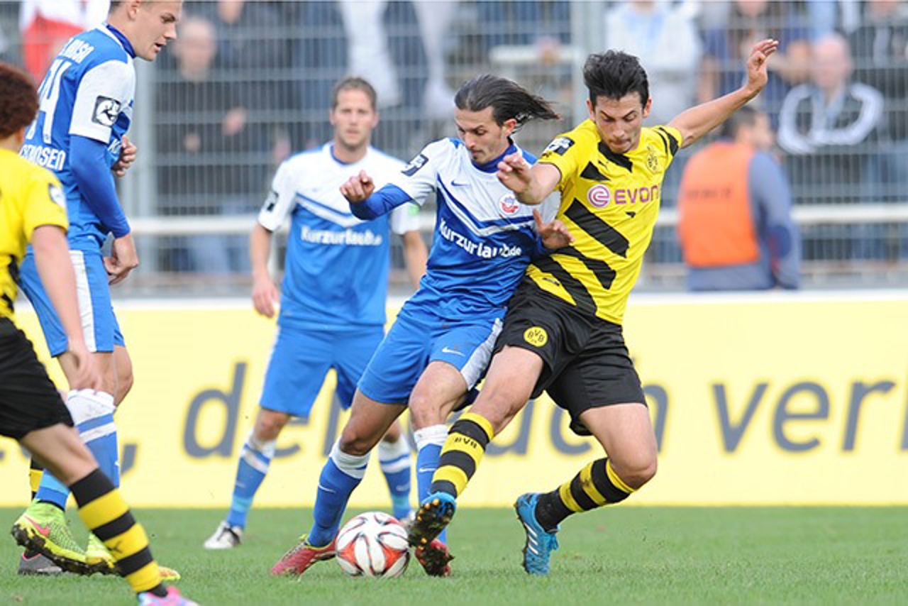 Aleksandar Stevanovic (Hansa Rostock) im Zweikampf mit Julian Derstroff (Borussia Dortmund II)