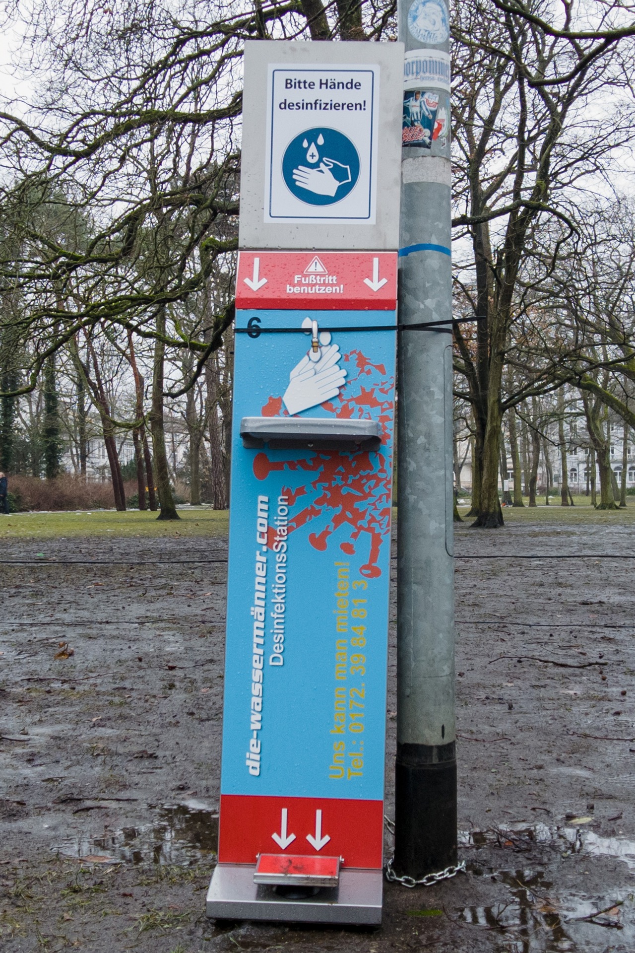Desinfektionsspender mitten im Kurpark Warnemünde