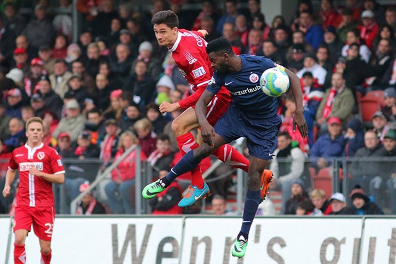 Denis-Danso Weidlich (Hansa Rostock) im Kopfballduell mit Tim Kleindienst (Energie Cottbus)