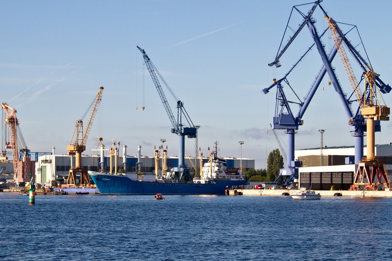 Die „Likedeeler“ wird in der Warnemünder Werft eingedockt.