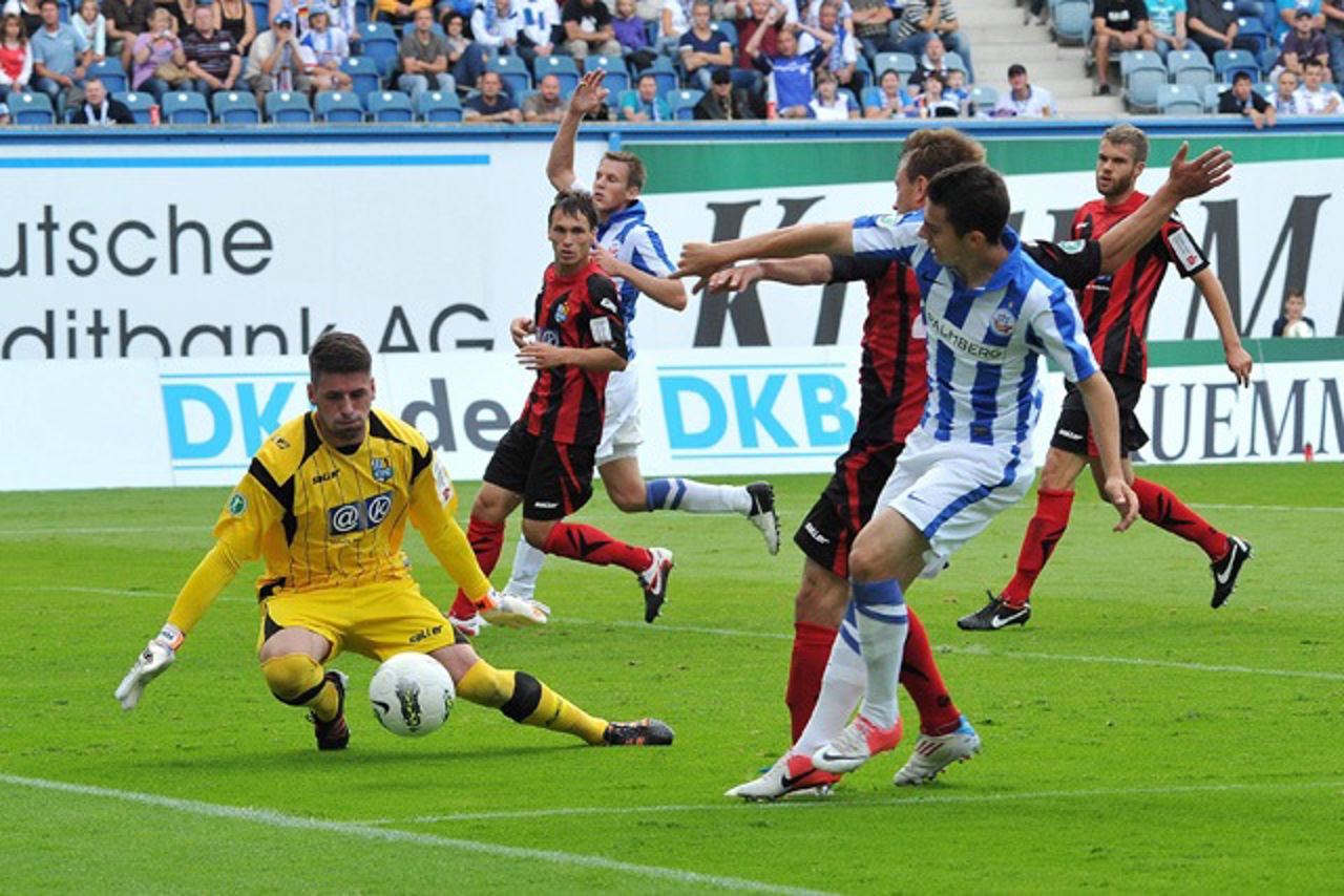 Edisson Jordanov scheitert im Strafraum der Chemnitzer