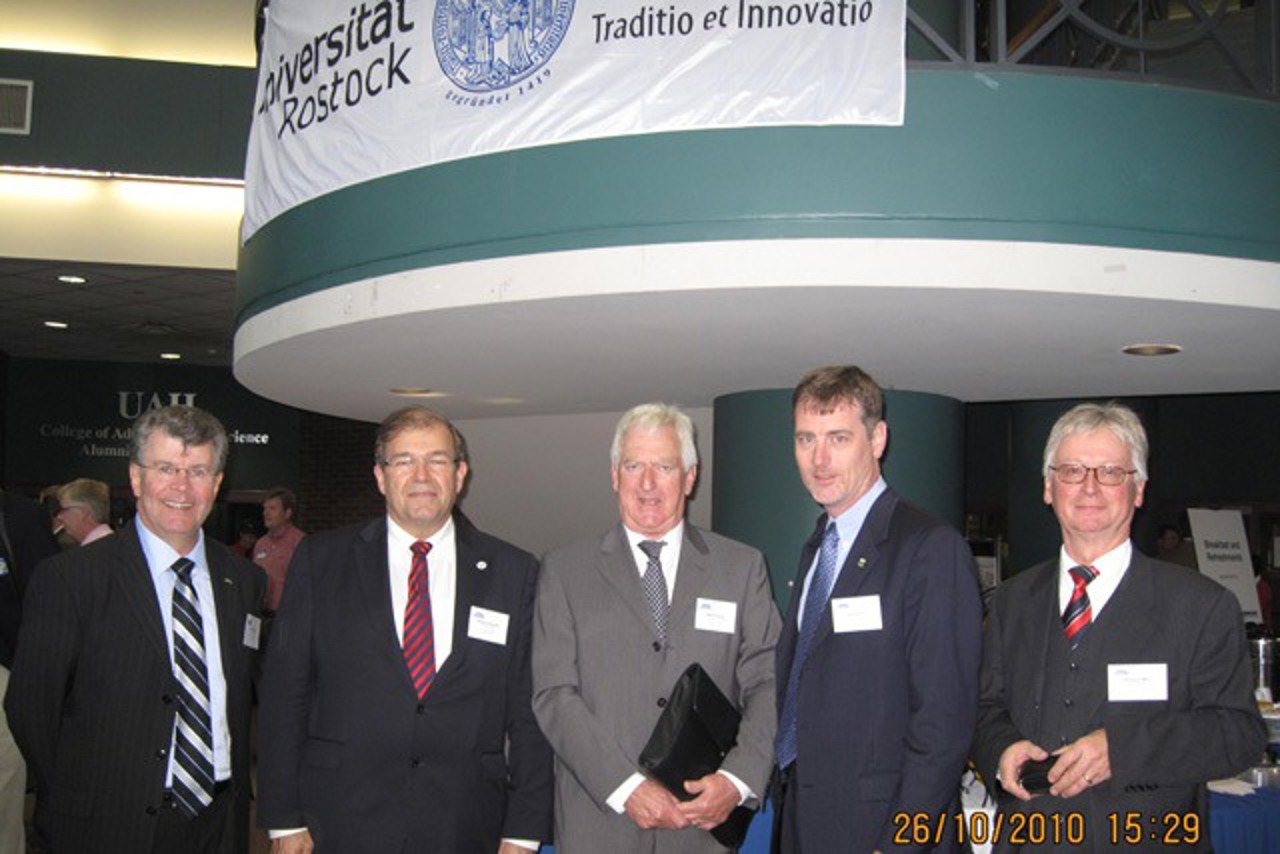 Die beiden Rektoren Prof. Dr. David B. Williams (l.), Prof. Dr. Wolfgang Schareck (2.v.l.), UAH-Forschungsdirektor John Horack (2.v.r.) zuammen mit Vertretern der Luft- und Raumfahrt in Huntsville/Alabama (Foto: privat)