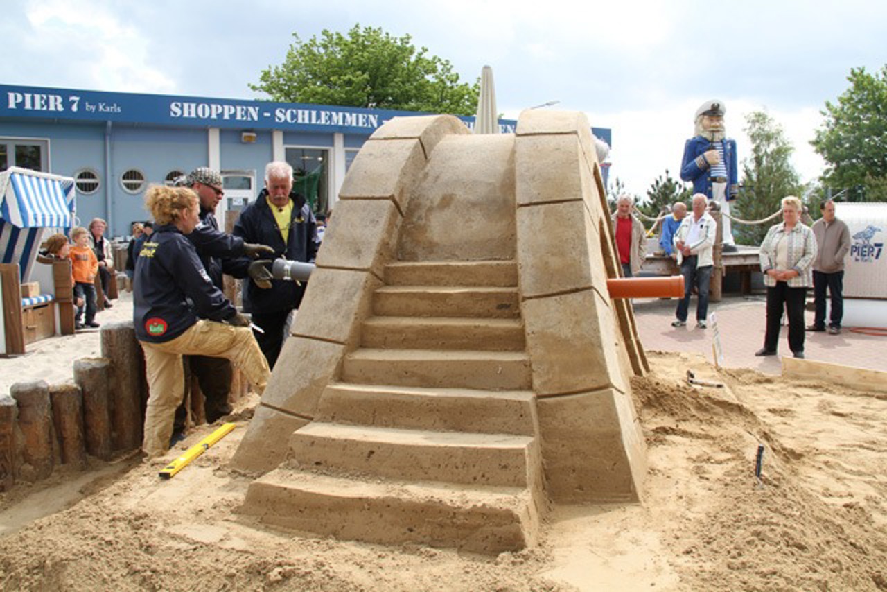 Warnemünder Sandbrücke - der Durchbruch ist geschafft