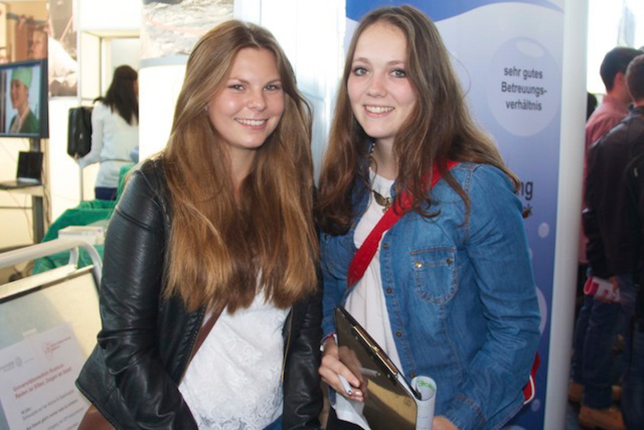 Mara und Laura aus Stavenhagen nutzten die Jobfactory 2014, um sich über mögliche Ausbildungen zu informieren
