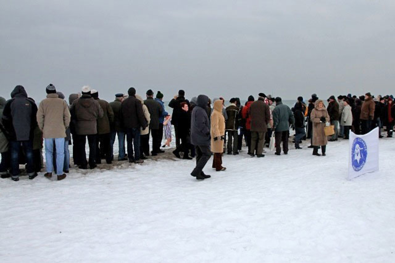 Neugierige Zuschauer am Ostseestrand