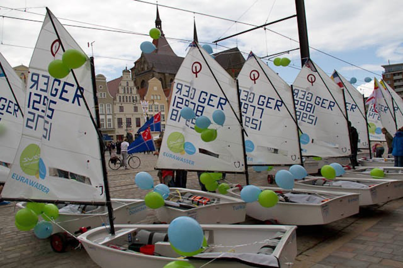 Neue Optimisten für die Rostocker Segelsportvereine vor dem Rathaus