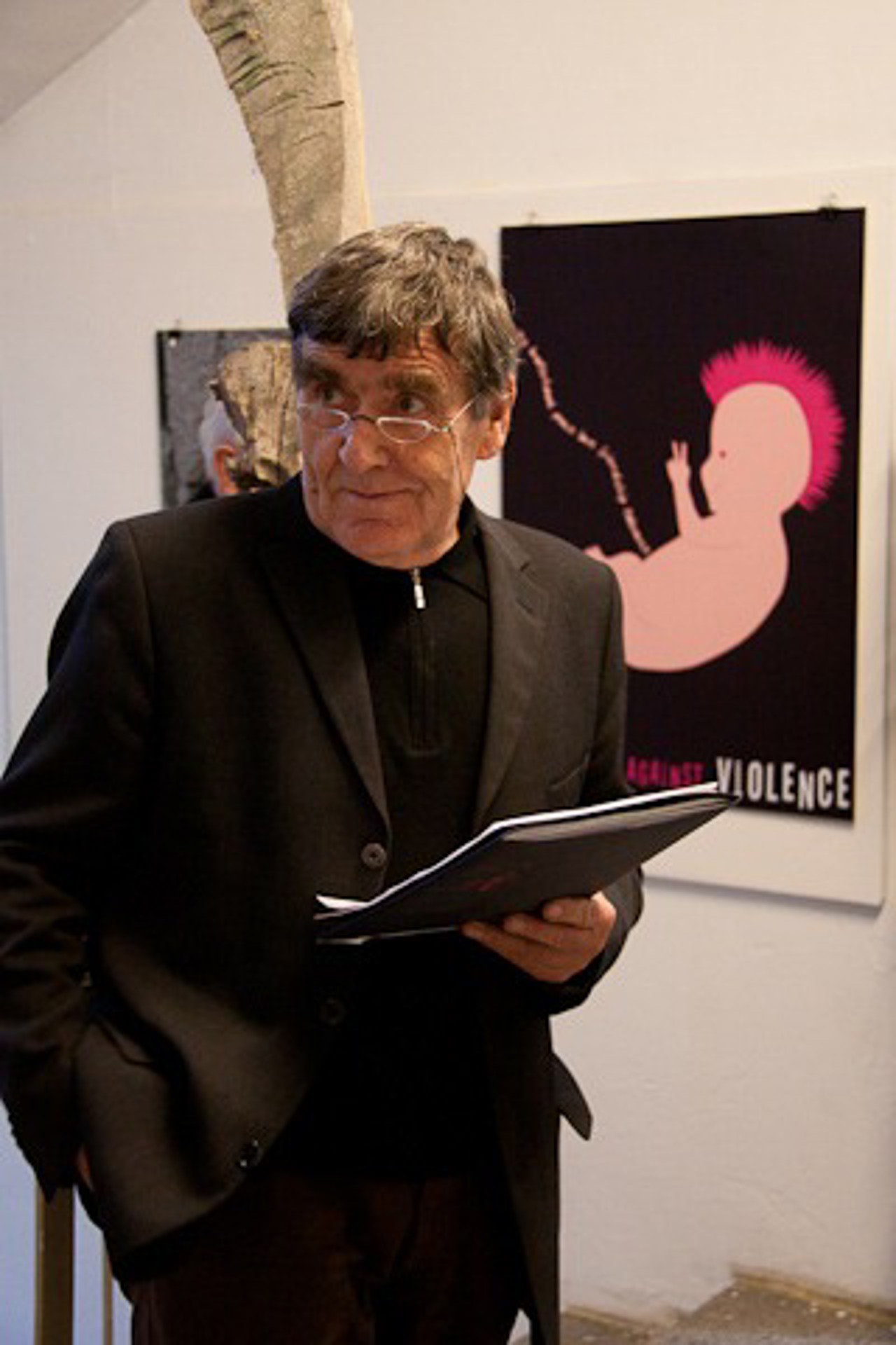 Prof. Otto Kummert vor einem Plakat von Monika Celadyn aus Polen