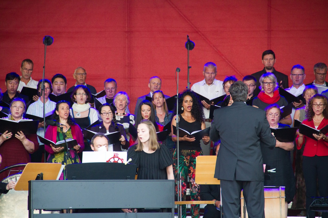 Die Chöre des Volkstheaters präsentieren unter der Leitung von Frank Flade Hörproben ihres Repertoires wie Verdis Gefangenenchor aus Nabucco.