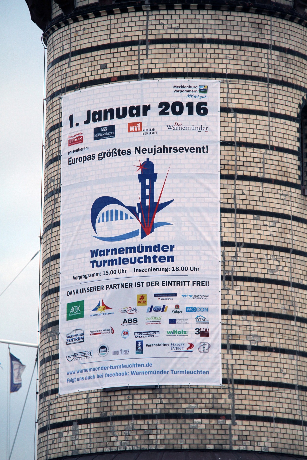 Das Warnemünder Turmleuchten, Europas größtes Neujahrsevent, startet am 1.1.2016 um 18 Uhr