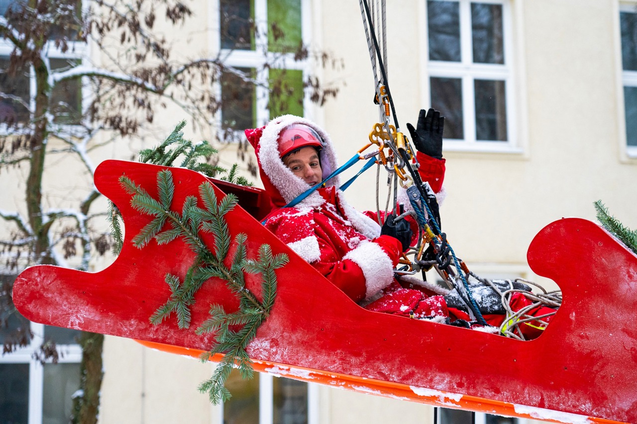 Nikolausaktion der Höhenretter der Rostocker Feuerwehr: Der Weihnachtsmann kam direkt im Schlitten angeflogen. (Foto: Unimedizin Rostock)