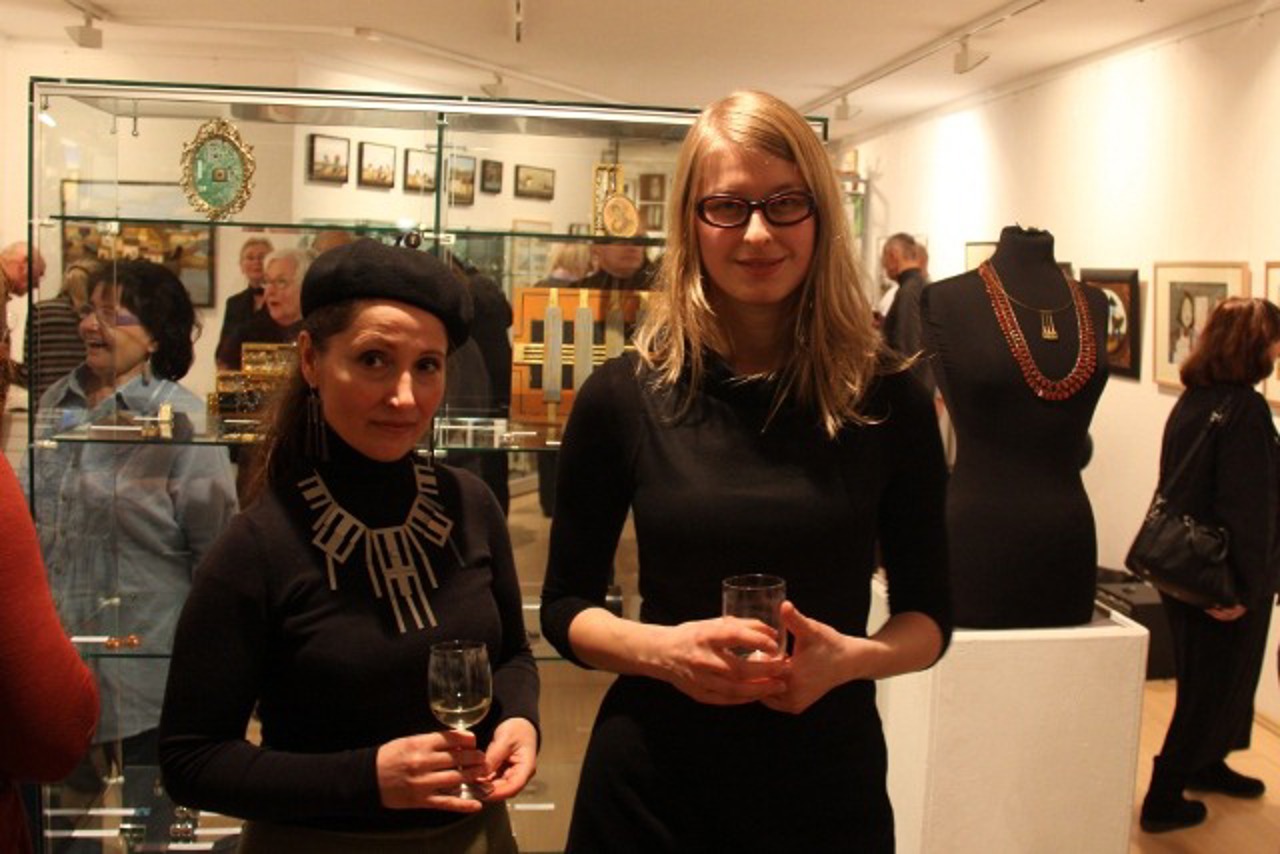Marina Nörren und Karolina Dworzecka präsentieren Elektroschmuck