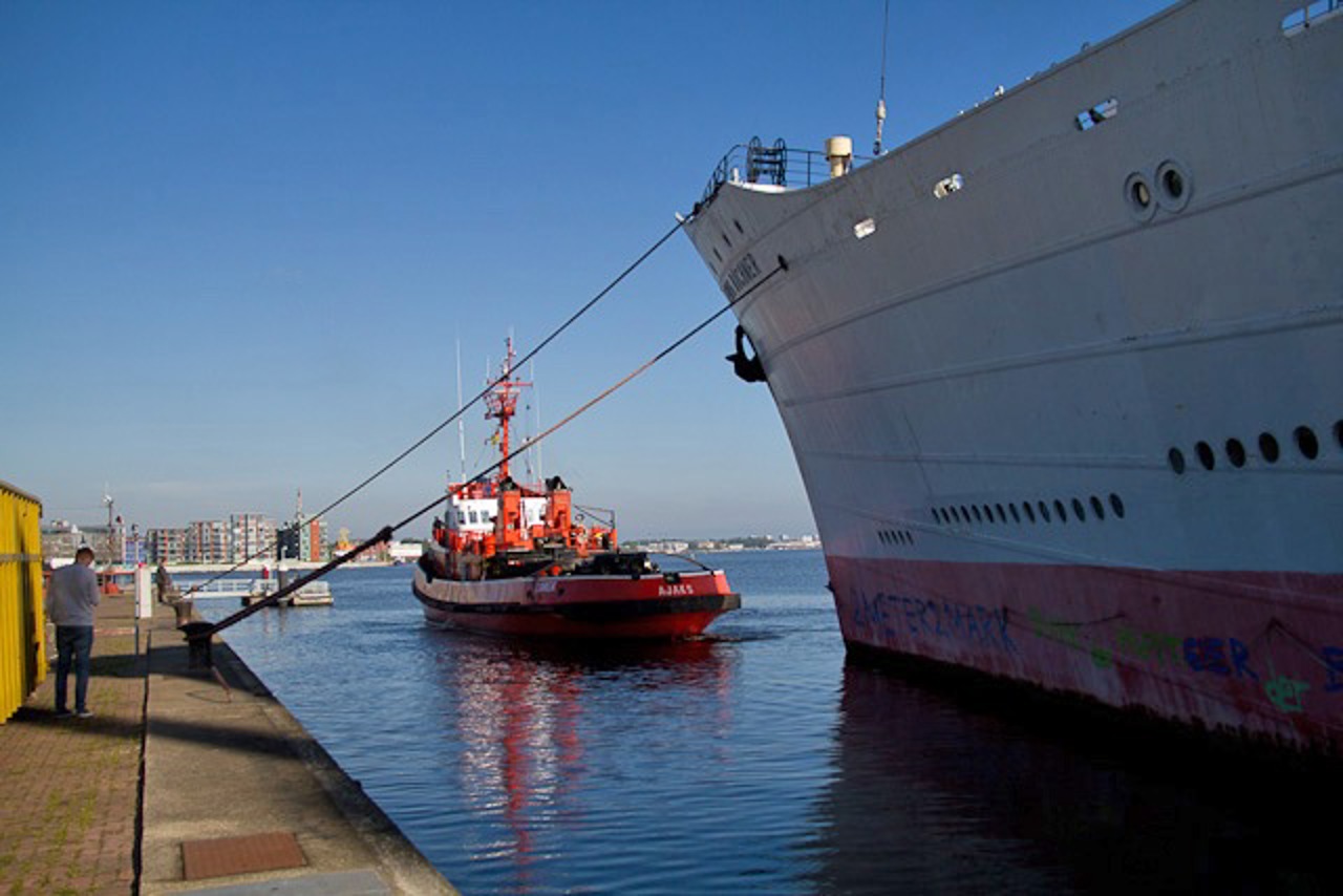 Schlepper Ajaks vor der Georg Büchner